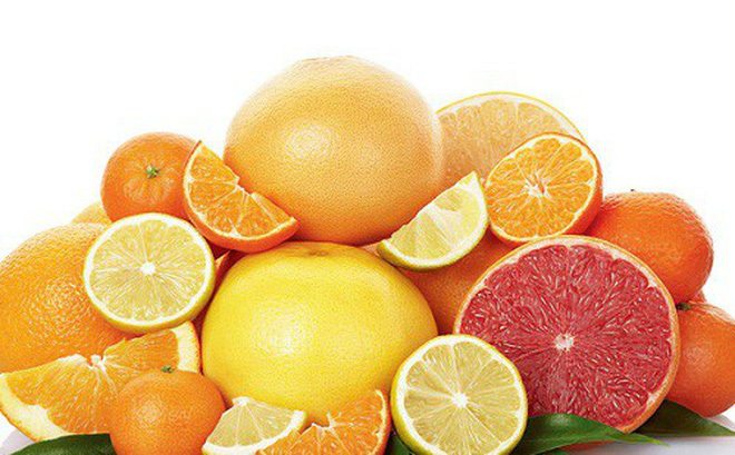 Trái cây có nhiều múi chưa vitamin C giúp hỗ trợ chống nắng tự nhiên